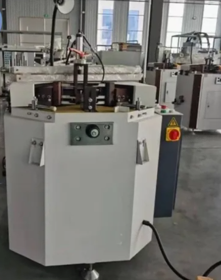 Zdvih čepele 100 mm × 3 500 mm Kapacita rámu Vysokovýkonný lis na rohové krimpovanie hliníkových dverí s jednou hlavou