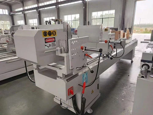 400 mm presná rezacia píla s dvojitou hlavou a zariadením na spracovanie PVC okenných profilov
