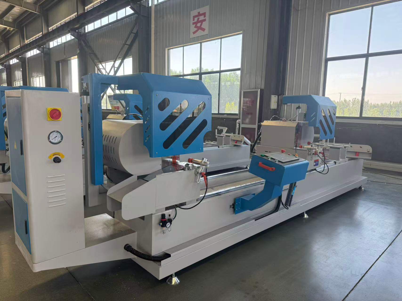 450 mm CNC dvojhlavová presná píla s vnútorným výkyvom (45°/90°)
