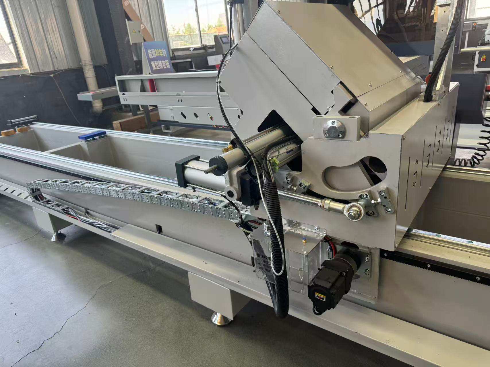 550 CNC precízna pokosová píla s vonkajším pivotom, 45°/90