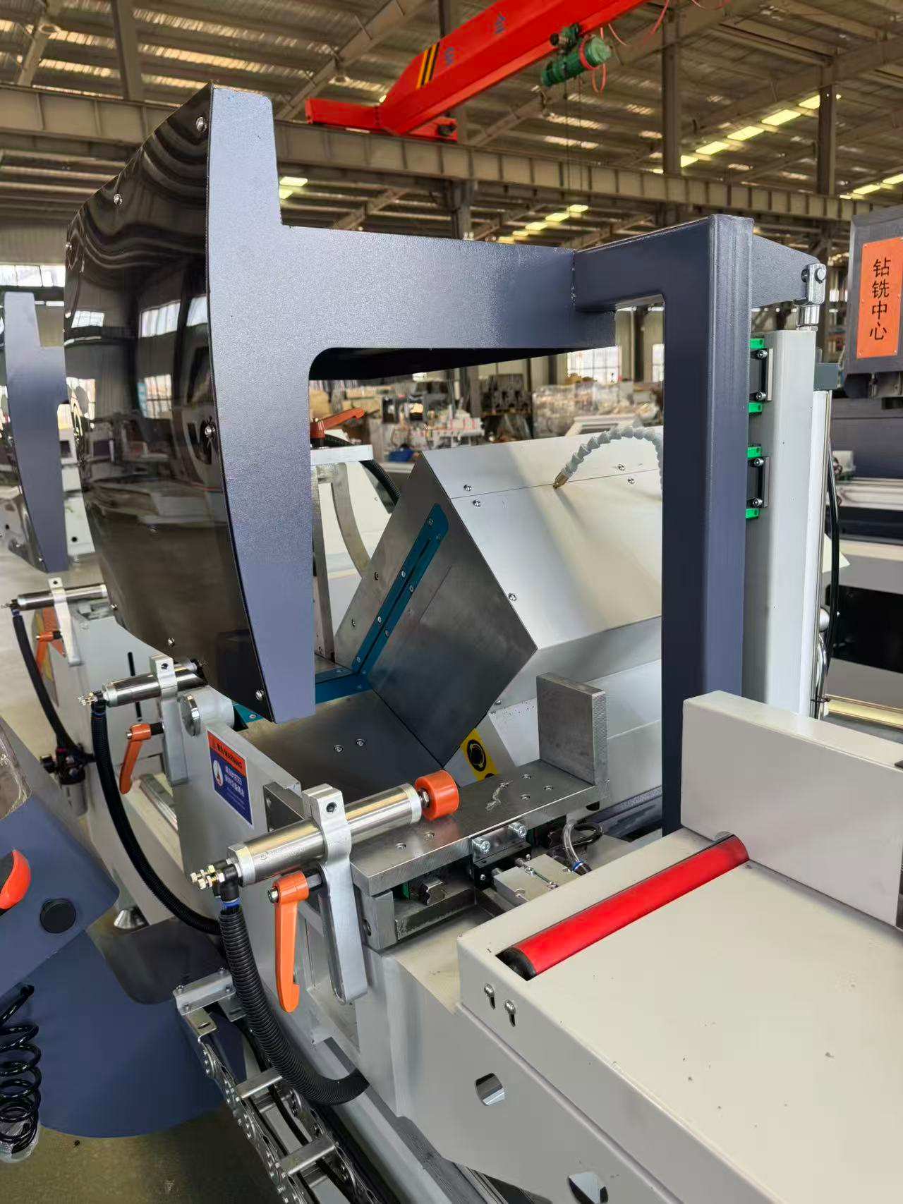 550 CNC otočná CNC veľkoobjemová pokosová píla, 45°/90°