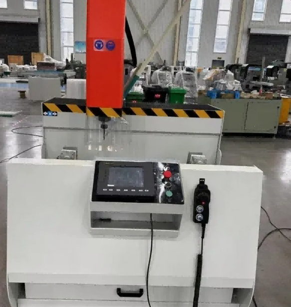 800 mm 3-osové CNC obrábacie centrum s vysokou tuhosťou | Určené pre priemyselné hliníkové výlisky