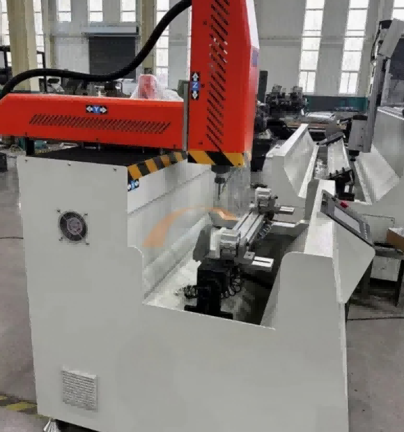 800 mm presné CNC obrábacie centrum s vysokou tuhosťou pre priemyselné hliníkové profily veľkých prierezov