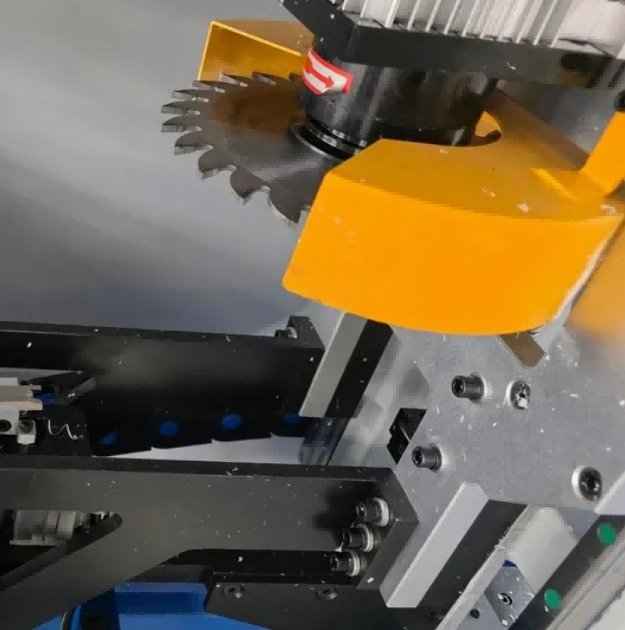CNC stroj na čistenie rohov PVC pre okná