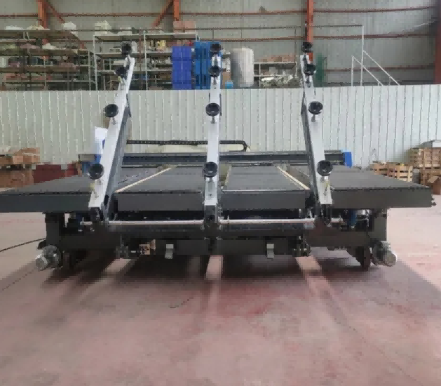 Vysoko presný automatický CNC stroj na rezanie skla na izolačné sklo