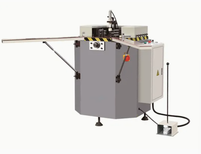 Priemyselná trieda 100 mm x 3500 mm Vysoko presné hliníkové rohové lisy na okná a dvere s jednou hlavou